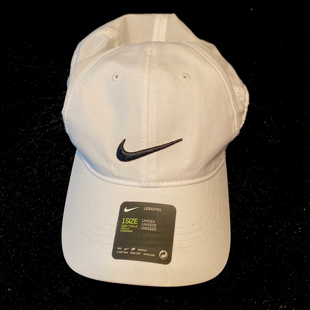 i am selling this white nike unisex hat that has never been worn
